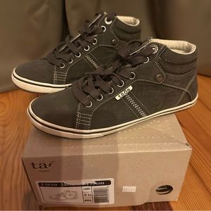 Taos top star, grey, size 6.5 medium